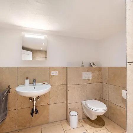 Haeusle An Der Huele *